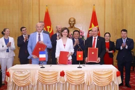 越法加强公共管理人员培训和科学研究合作