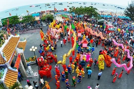 巴地头顿省重九文化节吸引五湖四海游客前来参观瞻拜