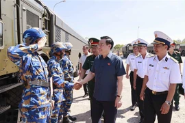 越南国会主席王廷惠与海军二区681旅指战员会面