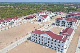 越南人民军援建老挝人民军民族文化学校正式落成揭牌