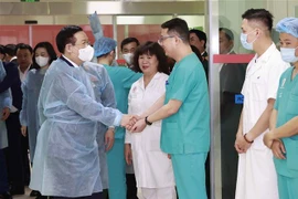 越南国会主席王廷惠视察108号中央军医院