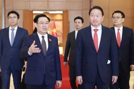 越南国会主席王廷惠会见韩国SK集团会长崔泰源