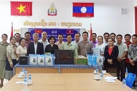 越南驻琅勃拉邦总领事馆向老挝苏发努冯大学赠送礼物