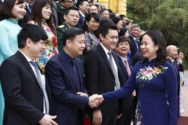 越南国家代主席武氏映春：提高医务人员的待遇