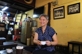 澳大利亚外长黄英贤漫步观赏还剑湖美景和品尝鸡蛋咖啡