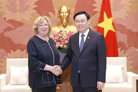 越南国会主席王廷惠会见法国参议院法越友好议员小组主席