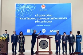 胡志明市证券交易所举行2023年新春开市敲锣仪式