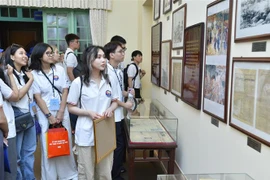 加强海外青少年与国内青少年的联系