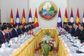 越南政府总理范明政与老挝政府总理宋赛·西潘敦举行会谈