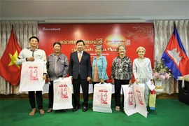 向越裔柬埔寨贫困户和为国立功者家庭送上春节礼物