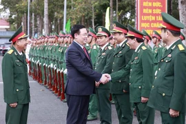 越南国会主席王廷惠向安江省武装力量致以新春祝福