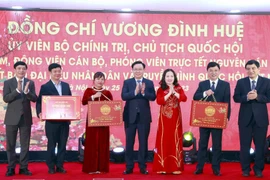 国会主席王廷惠探访越南国会人民代表报与国会电视台