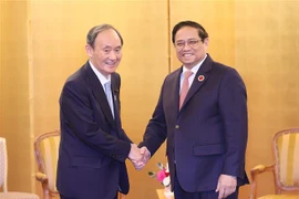 越南政府总理范明政会见日本前首相菅义伟和新加坡总理李显龙