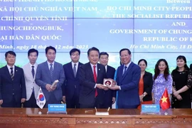 胡志明市与韩国忠清北道签署友好合作关系备忘录