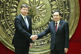 越南国会常务副主席陈青敏会见欧盟委员会执行副主席瓦尔迪斯