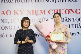 越南向马来西亚驻胡志明市总领事授予“致力于各民族和平与友谊”纪念章