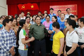 越南政府总理范明政与芹苴市选民接触