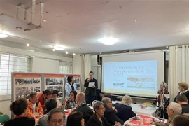 《巴黎协定》签署50周年：旅法越南人协会举办见面会和资料图片展 