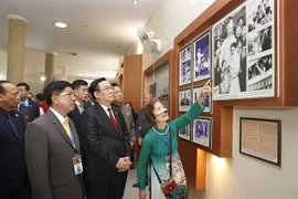 国会主席王廷惠探访设在乌隆府的胡志明主席遗迹区