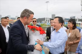 卢森堡大公国首相格扎维埃·贝泰尔一行参观下龙湾