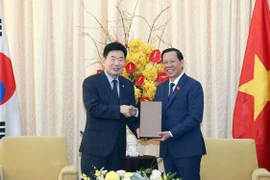 胡志明市人民委员会主席潘文买会见韩国议会议长金振杓一行