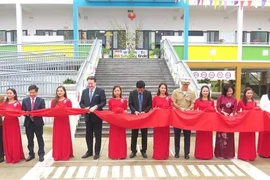 美国在越南广平省援建学校和卫生院