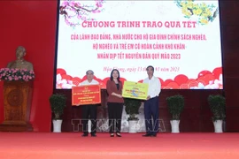  越南国家副主席武氏映春向后江省优抚家庭和贫困户发放春节慰问品