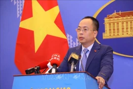外交部例行记者会：中国方面暂停拍卖越南的敕封
