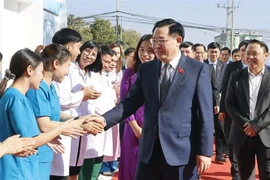 越南国会主席王廷惠造访老挝La Vie国际医院