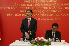 越南国防部部长潘文江大将造访越南驻印尼大使馆