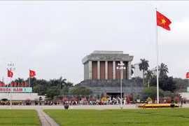 越南国家统一48周年：三天假期数万人次进陵瞻仰胡志明主席遗容