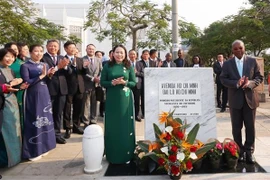越南国家副主席武氏映春出席首都马普托胡志明大路新路牌揭牌仪式