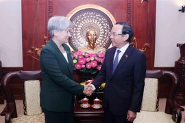 胡志明市市委书记阮文年会见澳大利亚外交部长黄英贤