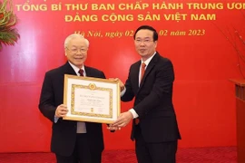越共中央总书记阮富仲荣获党龄55年徽章