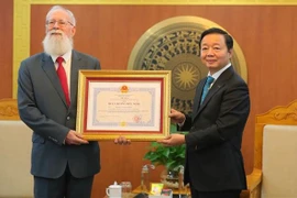 越南向澳大利亚志愿专家迈克·帕森斯授予友谊徽章