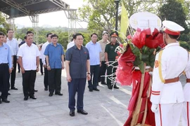 越南国会主席王廷惠进香缅怀顺化市革命先烈