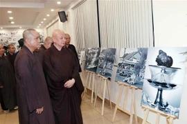 题为“结成一座莲花台”的佛教新闻资料展开展