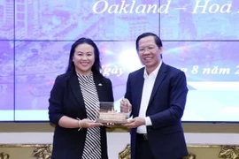 胡志明市促进与美国奥克兰市的合作