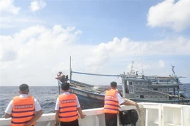 海军舰艇将发动机发生故障渔船拖到西礁岛机进行维修