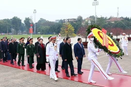 越南党和国家领导人在春节前夕入陵瞻仰胡志明主席遗容