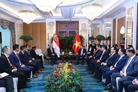 越南政府总理范明政会见新加坡国务资政张志贤
