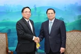 越南政府总理范明政会见老挝计划投资部长坎詹·冯福西一行