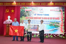 《劳动者报》向承天顺化省捐赠1.5万面国旗