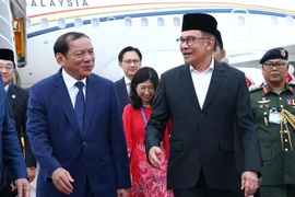 马来西亚总理安瓦尔·易卜拉欣抵达河内开始对越南进行正式访问
