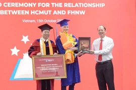 越南向瑞士西北应用科学和艺术大学赠送“越南书柜” 宣传推广越南文化历史