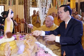 越南国家主席武文赏在胡志明市向佛教信徒致以佛诞节祝福