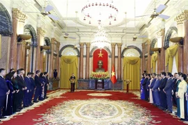 新任国家主席武文赏与国家主席办公厅工作人员会面