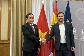 越南国会常务副主席陈青敏与西班牙参众两院领导举行会谈