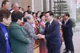 越南国会主席王廷惠会见前政治犯和囚犯代表