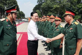 越南国家主席武文赏到第九军区司令部视察调研
